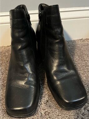 Thom McAn Black Leather Women's Ankle Booties Chunky Block Heel size 7 1/2.